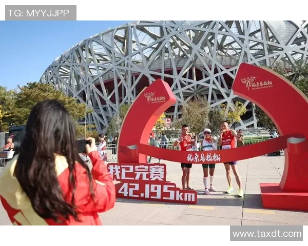 城市马拉松赛事回顾：成都攀岩队默契配合展现团队精神与竞技风采