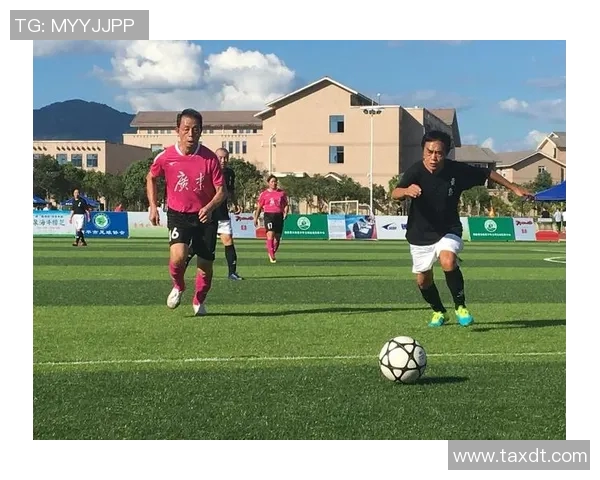 足球明星在海边尽显风采的硬照集锦,展现运动与自然的完美结合 足球明星在海边尽显风采的硬照集锦,展现运动与自然的完美结合