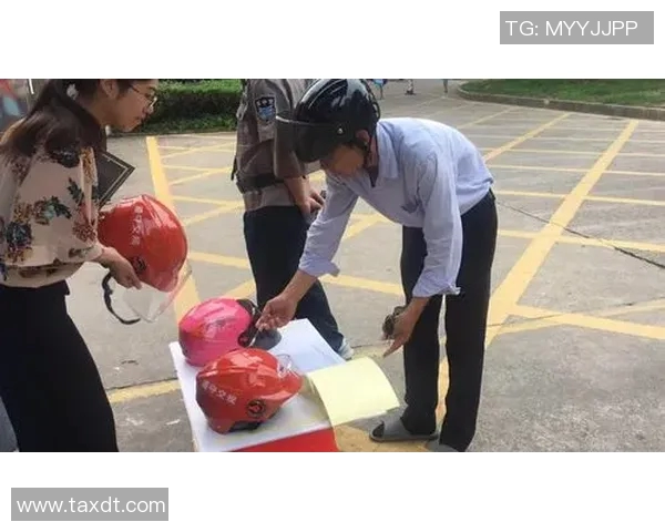 足球明星如何在比赛中巧妙佩戴头盔以保护头部安全